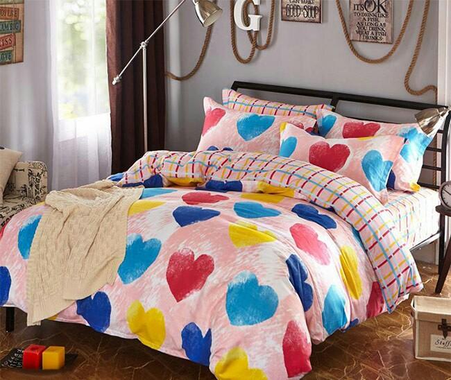 Bộ drap cotton lụa nền hồng họa tiết trái tim sắc màu