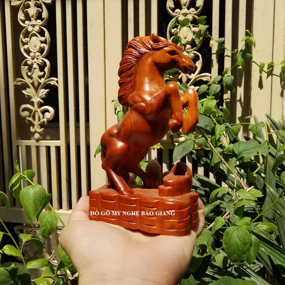 Tượng con ngựa gỗ hương