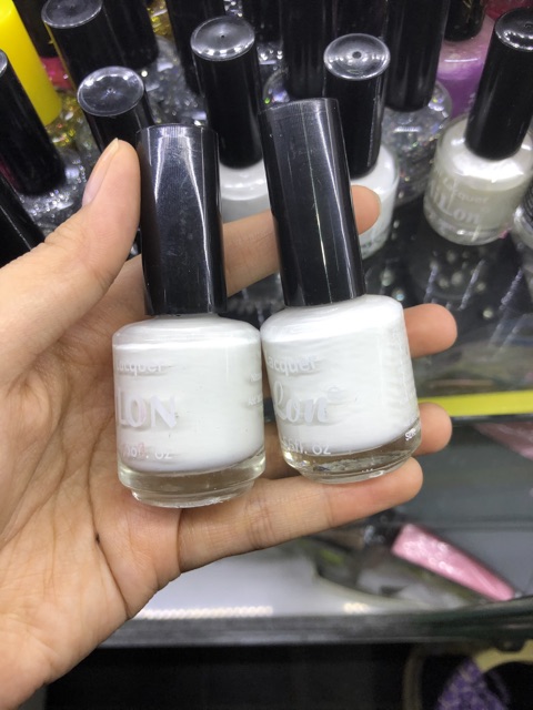 Sơn móng tay màu trắng mau khô