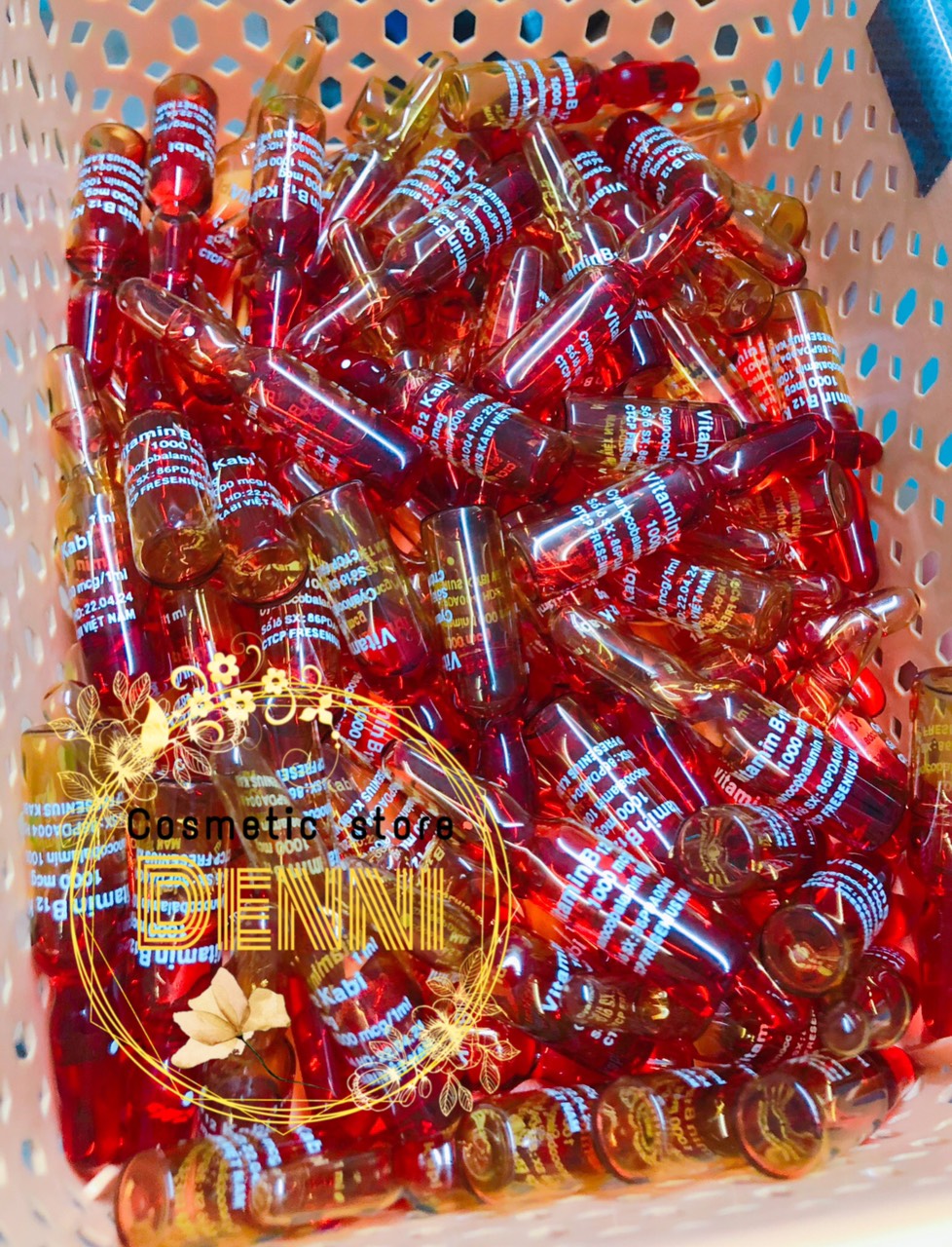 Lọ nước kích trắng màu đỏ và vàng pha kem