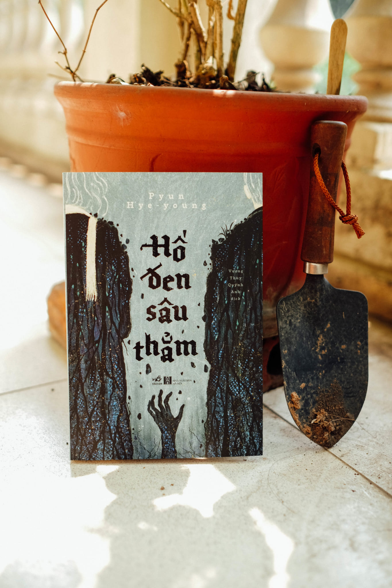 Sách - Hố đen sâu thẳm - Nhã Nam HCM