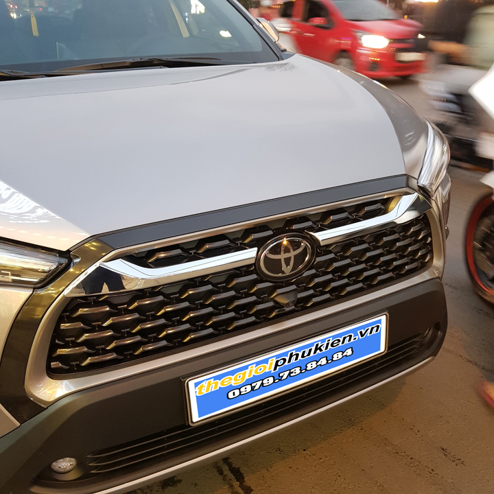 Ốp trang trí mặt Ca lăng trên cho Toyota Corolla Cross độ từ bản G lên V