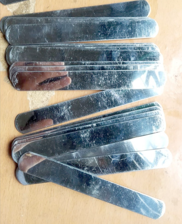 Que đè lưỡi inox
