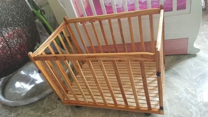 Cũi gỗ có bánh xe cho bé yêu - Màu gỗ