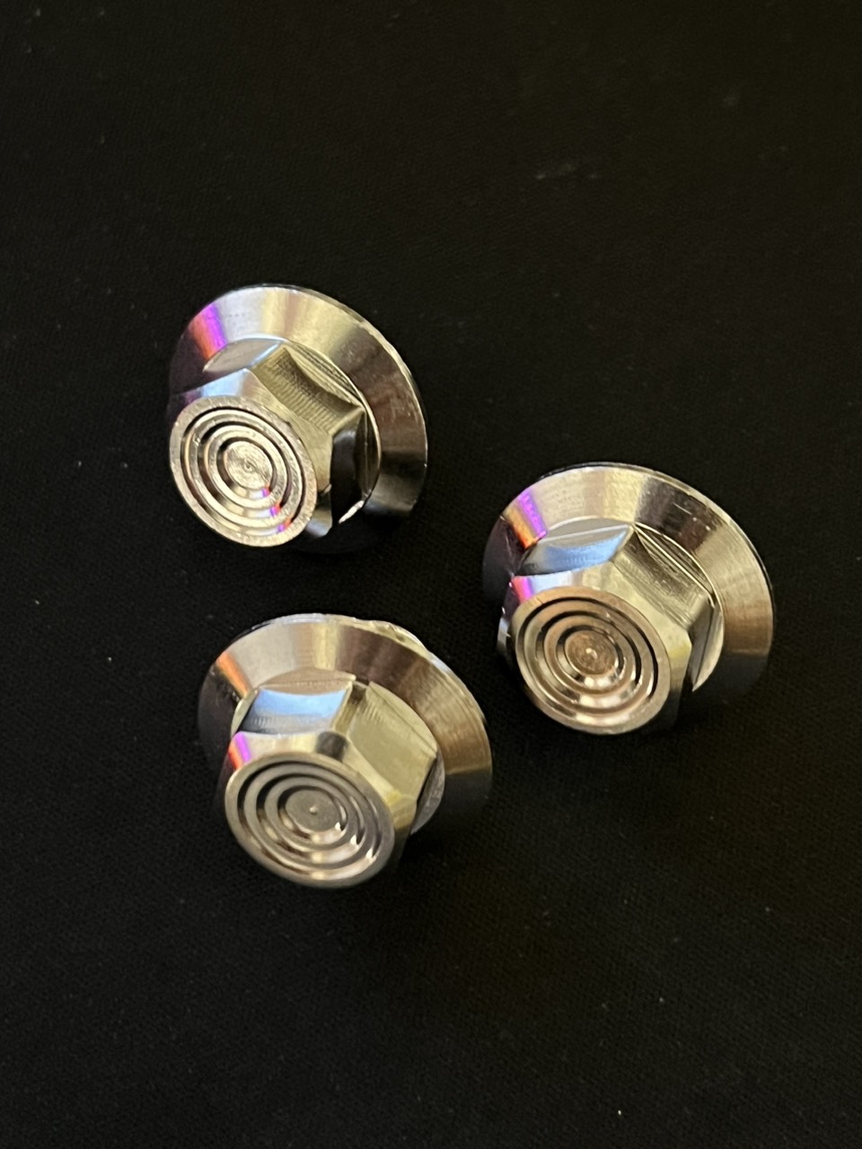 Ốc chân kiếng trụ Thái V2 viền 304 CNC siêu nét gắn được nhiều dòng xe