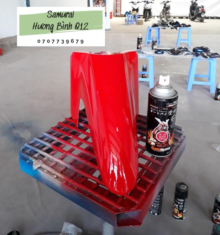 Sơn xịt Samurai màu Đỏ Nổi Bật - 23 (400ml) (chịu được nhiệt độ lốc máy và có khả năng kháng xăng A92, A95)