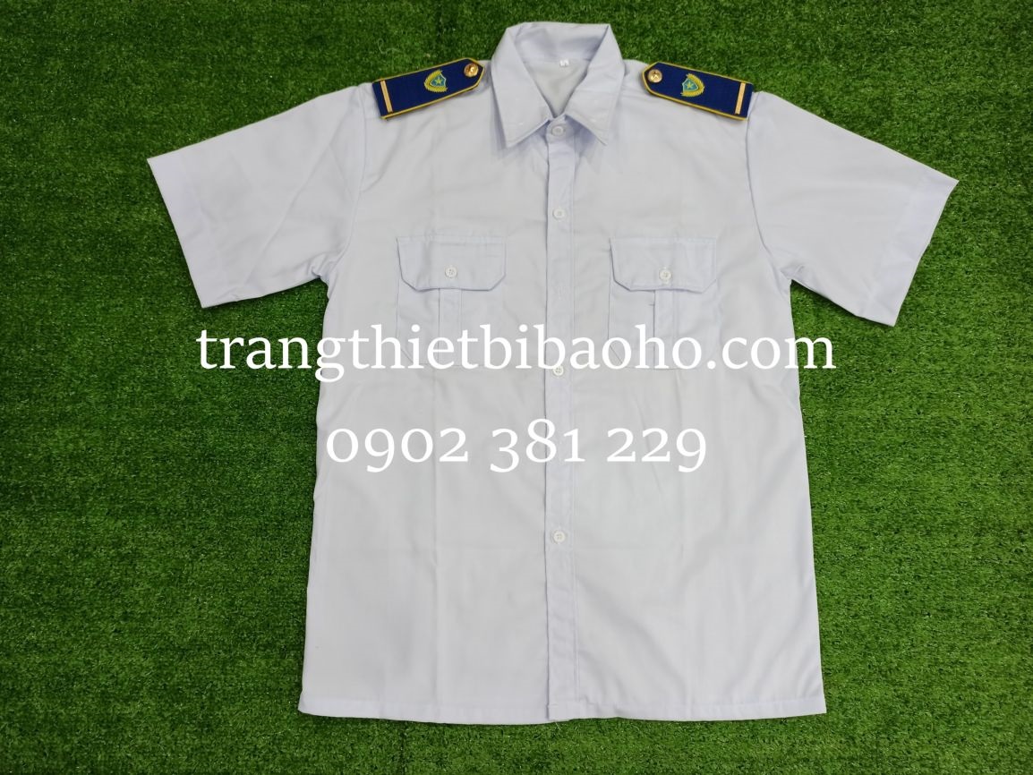 Áo bảo vệ màu trắng cộc tay kèm cầu vai xanh dương thêu gạch đồng