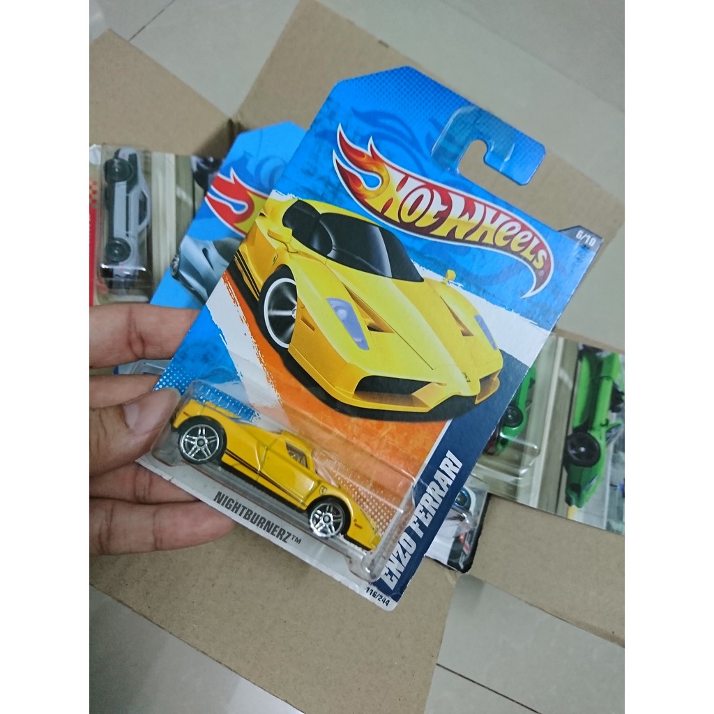 Xe Hotwheels Siêu Xe Enzo Ferrari (Màu Vàng)