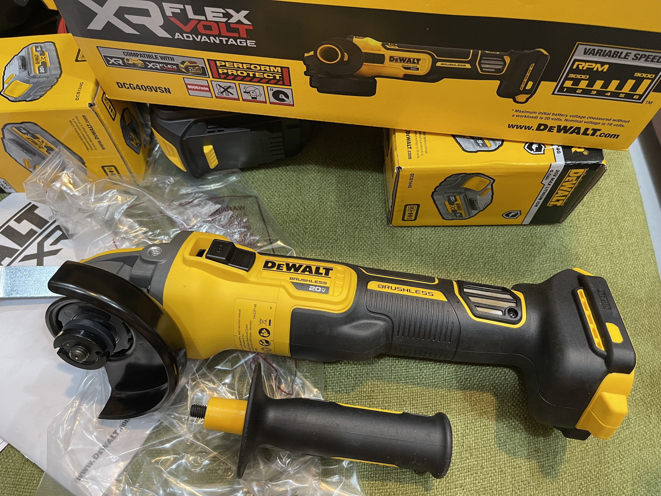 máy mài pin DeWALT DCG409VSN-B1 (100mm điều tốc)