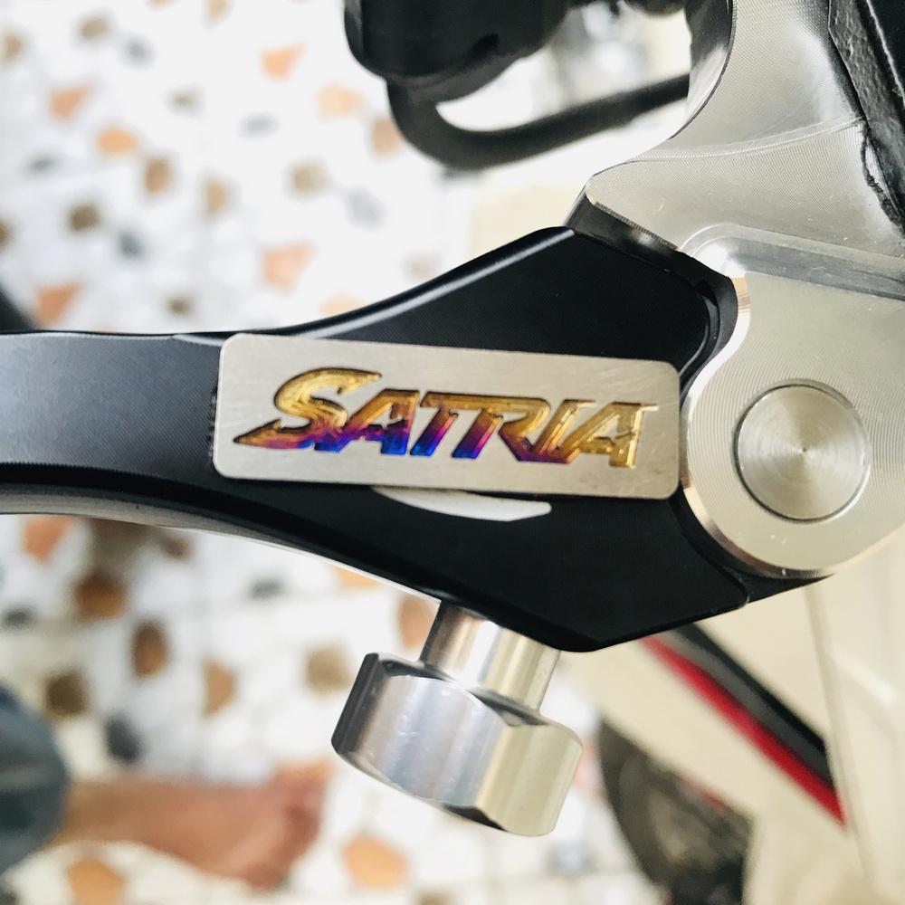 Tem dán xe máy, tem titan dán xe máy chữ satria mini siêu dễ thương