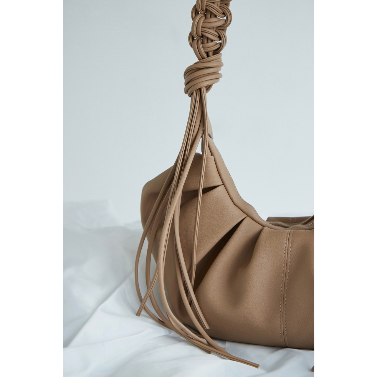 [Pre-Order] Ther Gab Clamshell Bag (Silver Xiu)