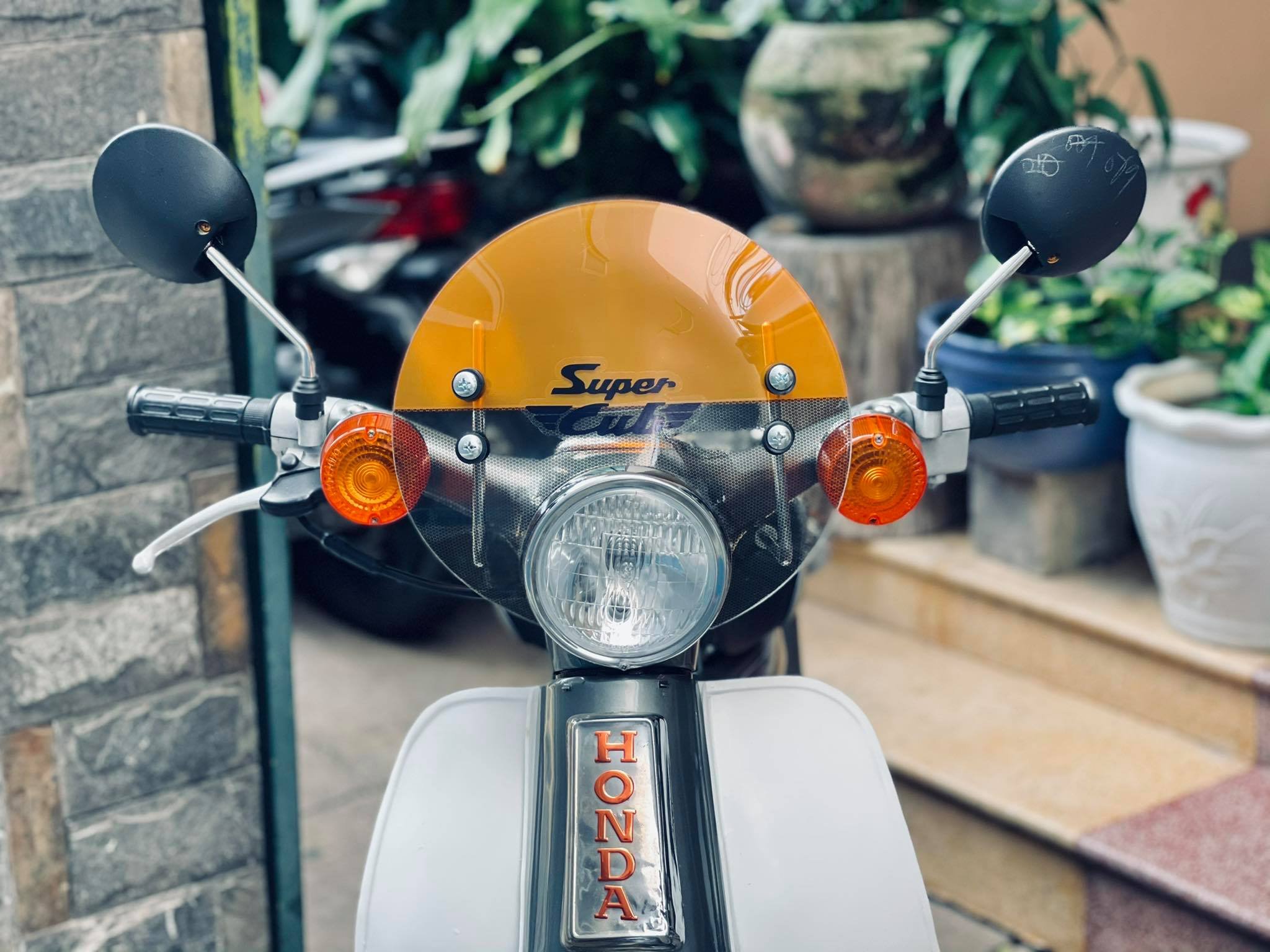 Kính chắn gió xe cub đèn tròn Moony