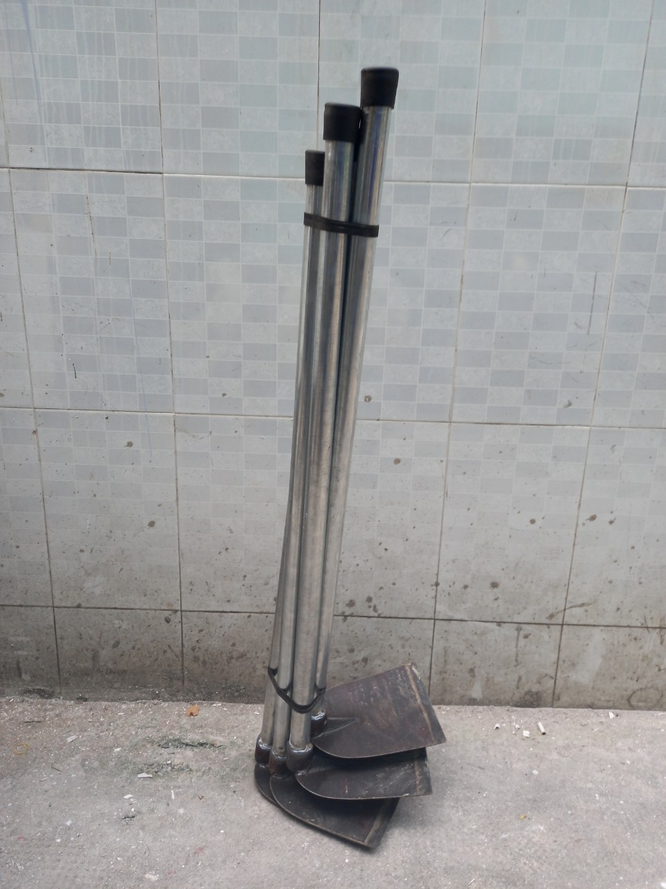 Cuốc làm vườn cán bằng thép ( cán 1,2mét )