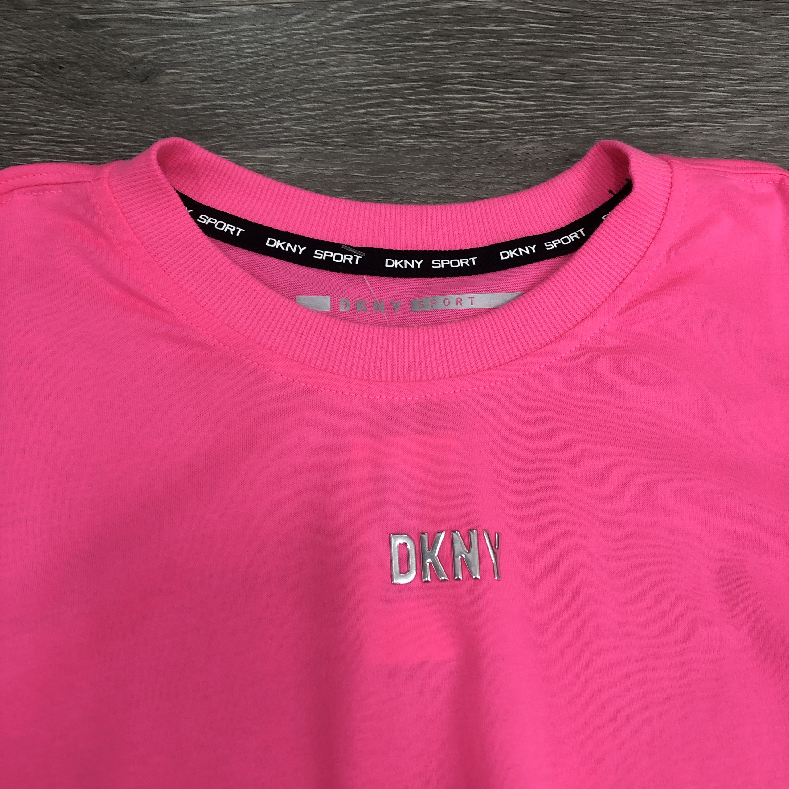 Áo thun DKNY cột eo