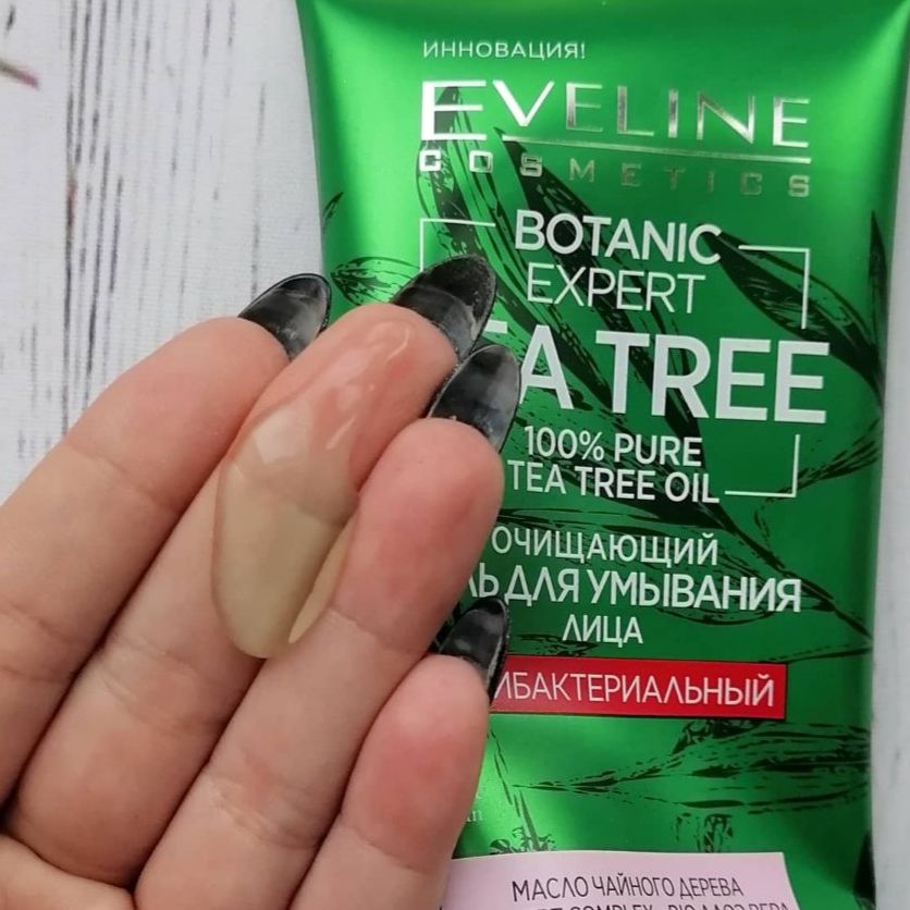 Gel tắm giảm mụn & làm sạch Eveline tea tree Botanic Expert Refreshing