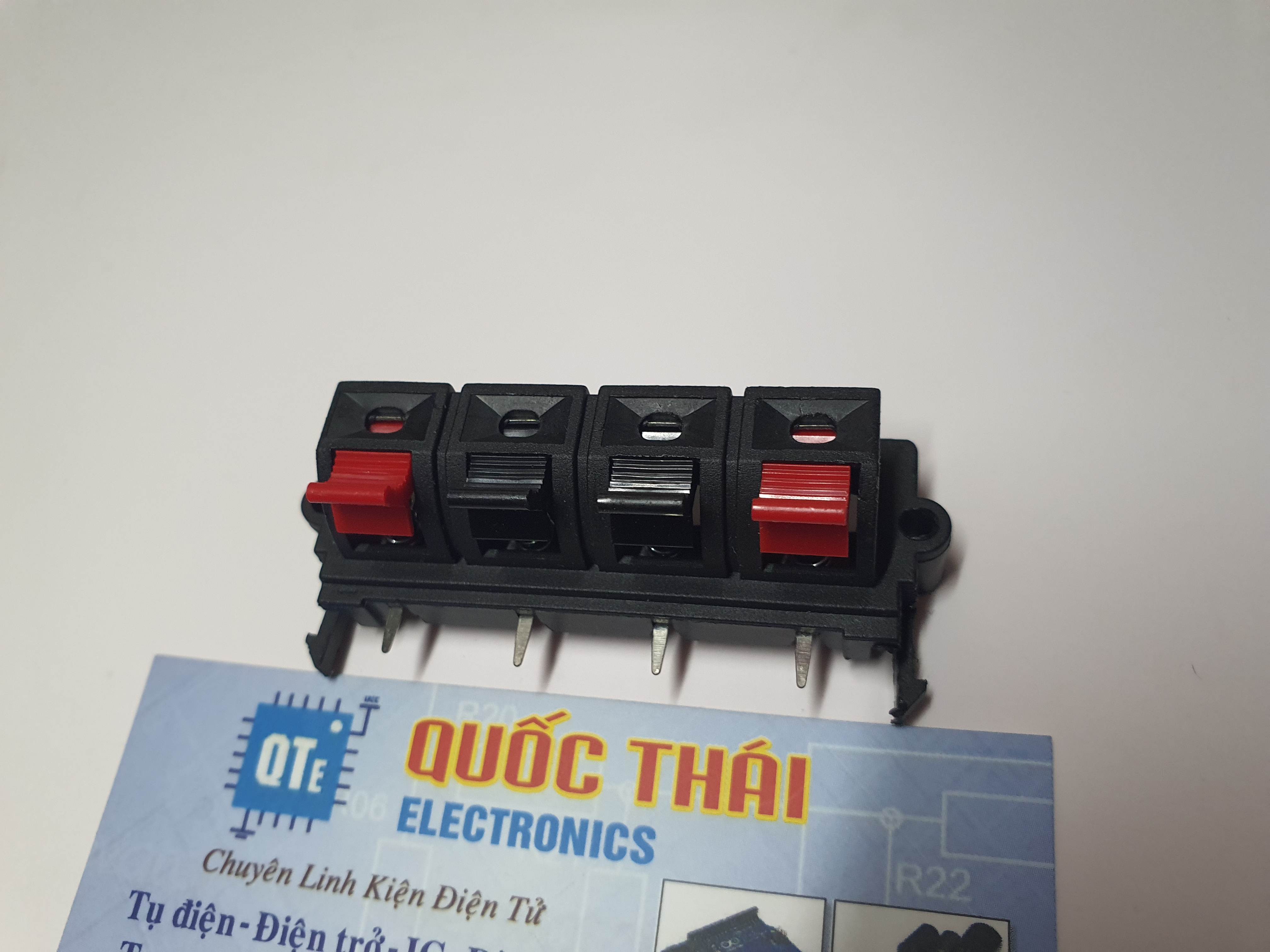 Trạm kẹp loa đôi 4 lỗ cắm
