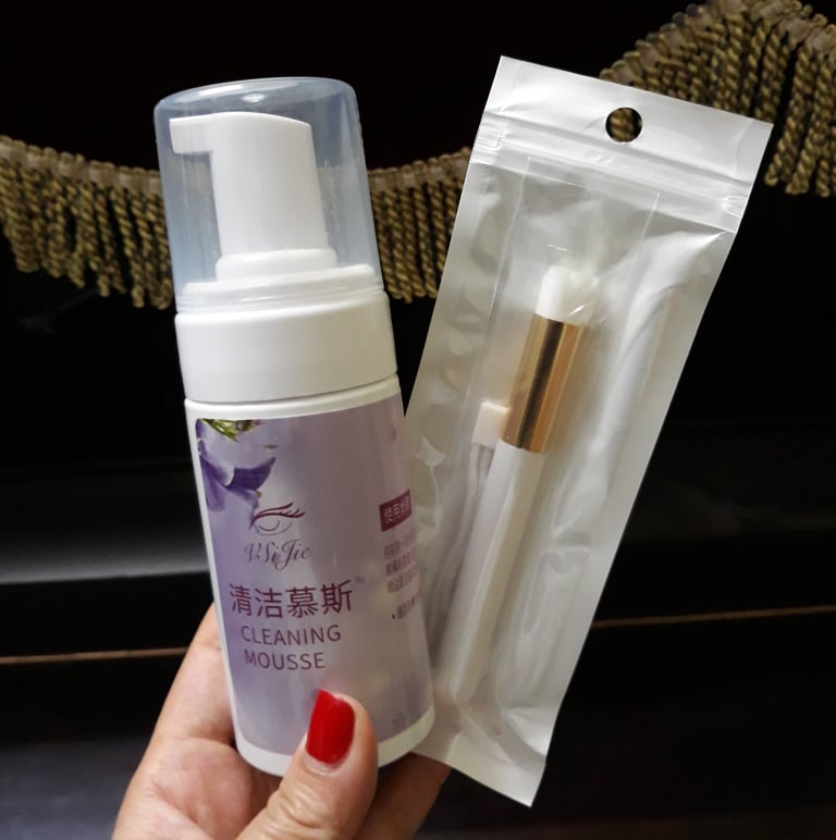 Combo 02 món gồm Nước vệ sinh rửa mi dạng bọt + chổi rửa mi