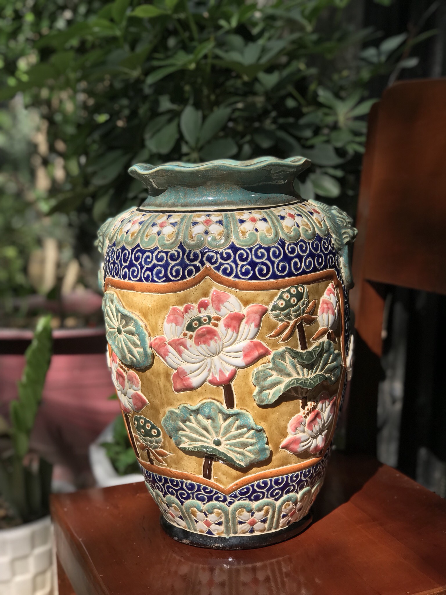 Bình hoa đắp nổi gốm sứ Nam Bộ