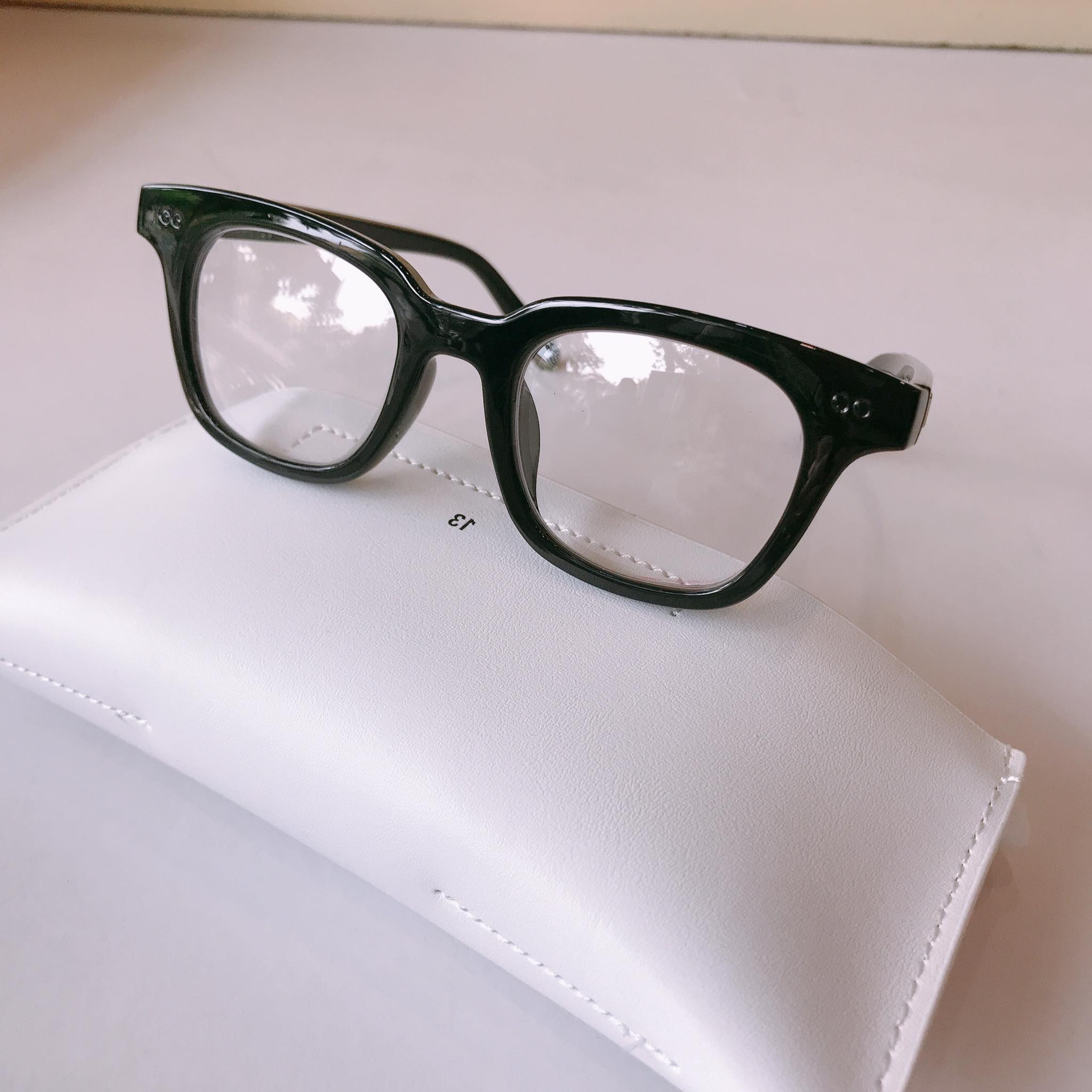 Sunglasses for Men and Women with Round, Wide Eyes in the Style of a Fortune-Teller