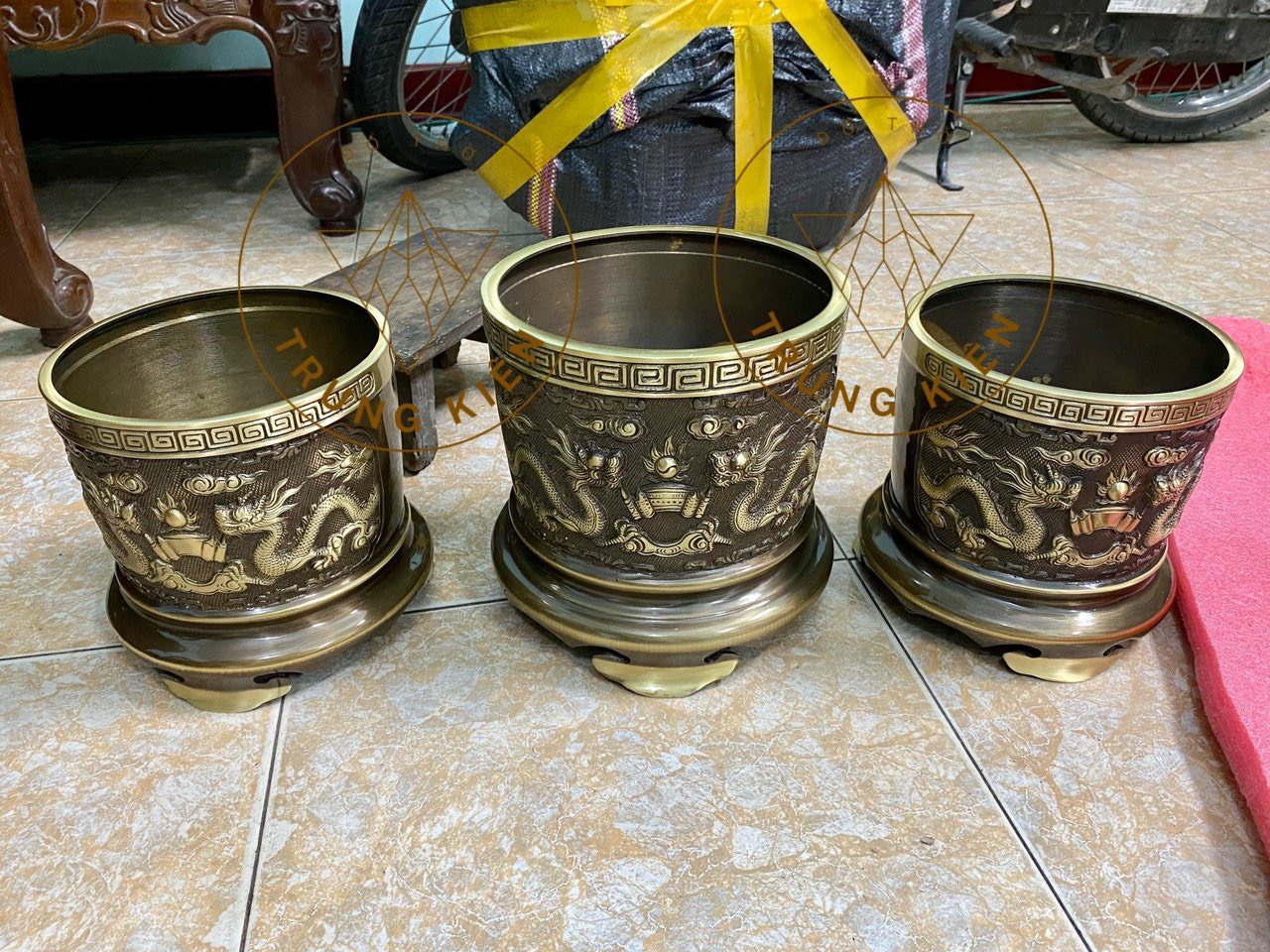 Bát hương thờ cúng bằng đồng vàng
