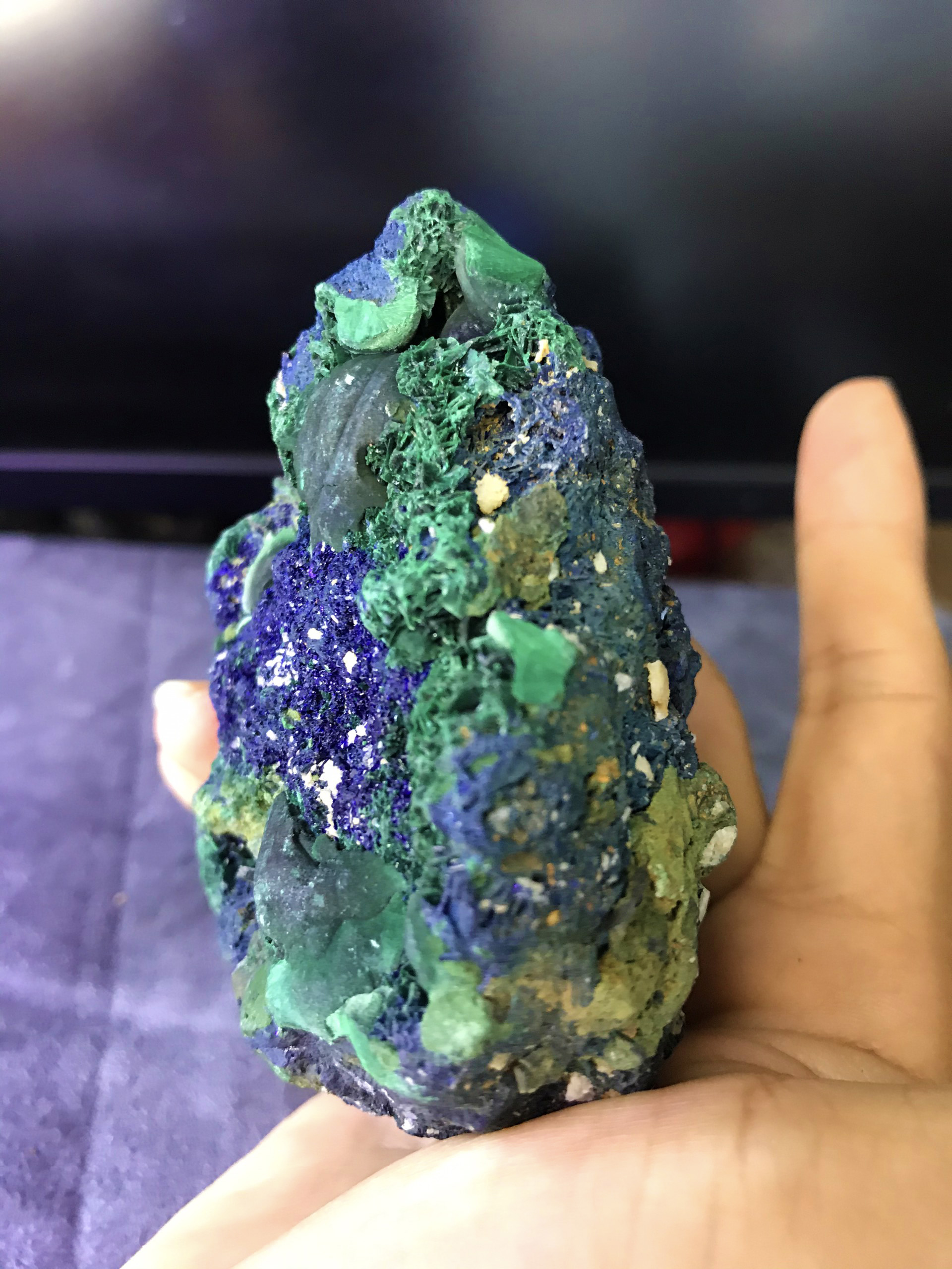 Đá lông công Azurite Malachite tự nhiên kèm đế gỗ Ms53