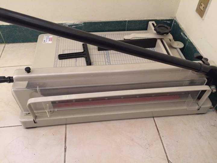 Bàn cắt giấy bosser 858 a4