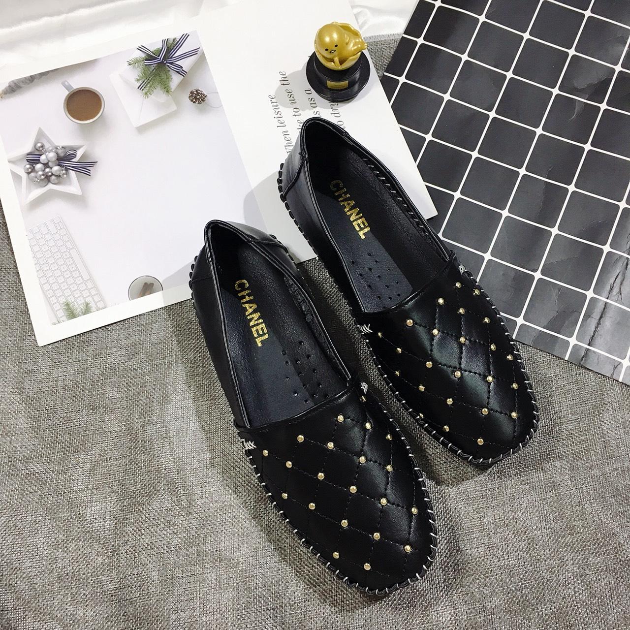 GIÀY LƯỜI NỮ , SLIP ON ĐINH TÁN DA MỀM ĐẾ DẺO CỰC DỄ ĐI HOT HIT CỰC KÌ