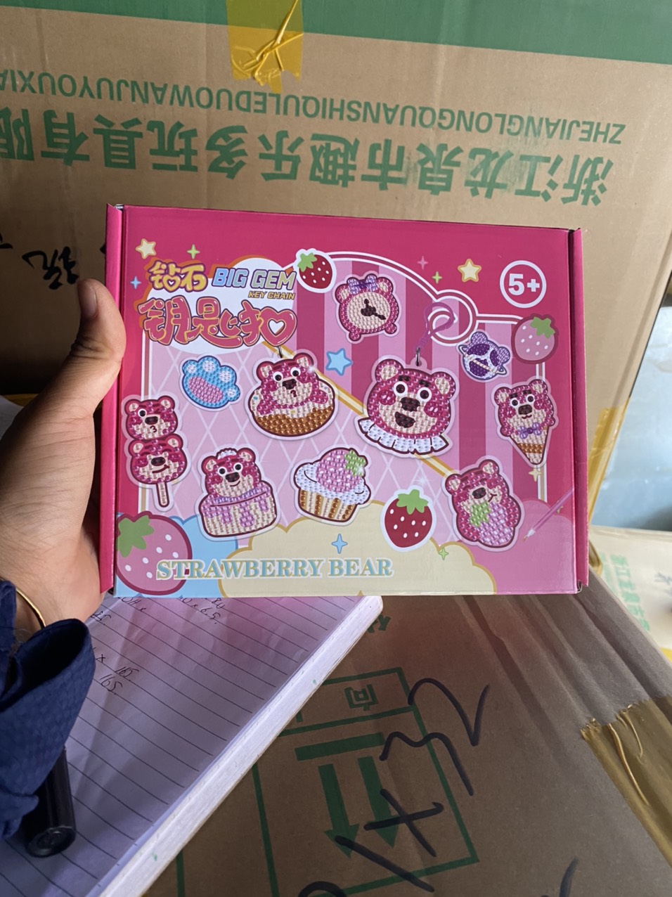 Tranh đính đá kim cương sticker và móc khoá hình gấu dâu chính hãng