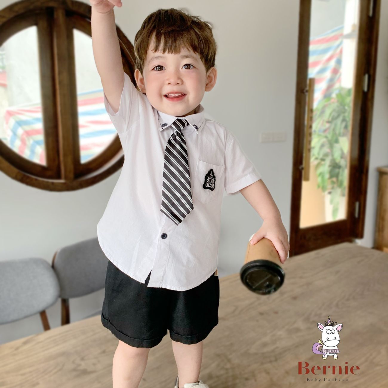Set bộ đi chơi bé trai BERNIE áo sơ mi trắng cà vạt phối huy hiệu cho bé từ 9 đến 24kg