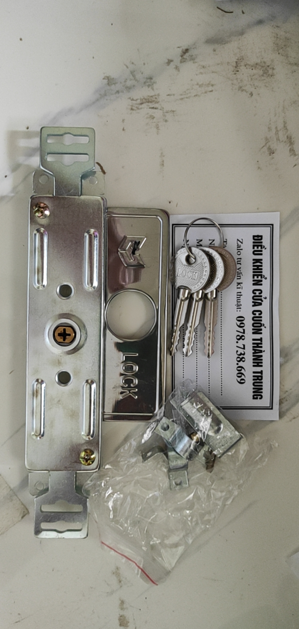 Khóa cửa cuốn tấm liền chìa 4 cạnh