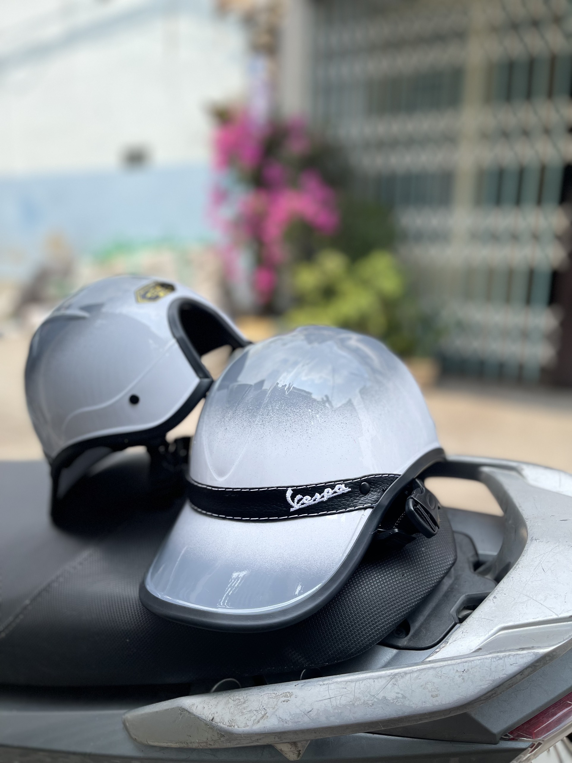 nón kết vespa pha hai màu có khoét lổ cột tóc