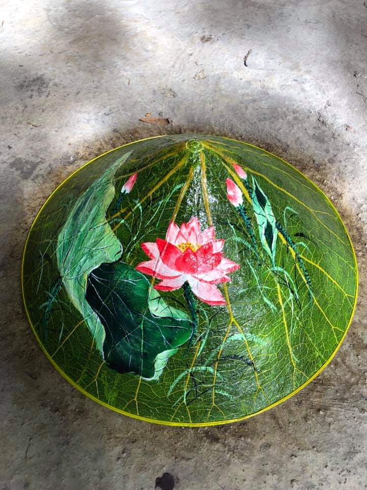 NÓN LÁ SEN CÓ HÌNH VẼ HOA SEN