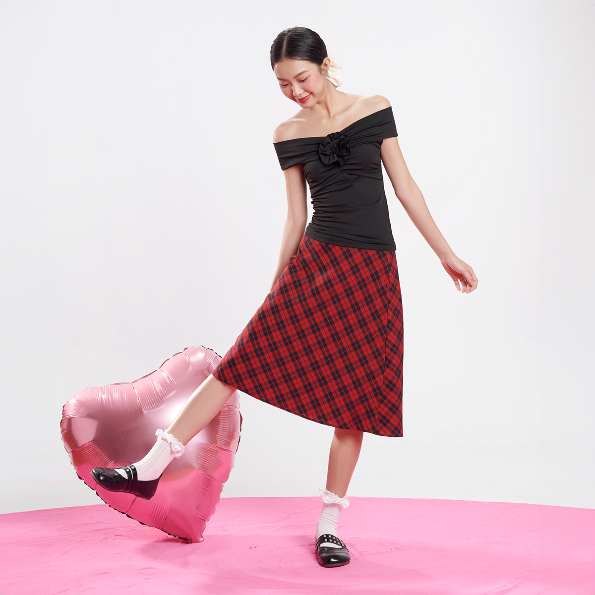 Dottie - áo trễ vai đính hoa - t0872