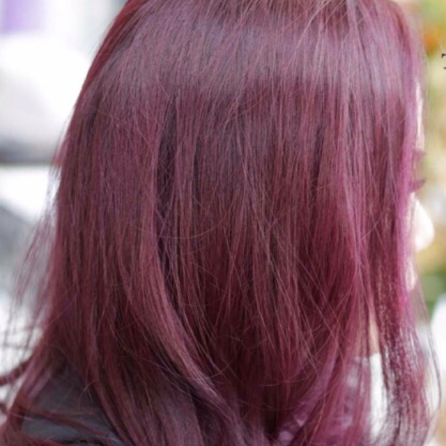 Thay vì đến tiệm tóc, bạn hoàn toàn có thể tự nhuộm tóc màu đỏ tím tại nhà với thuốc nhuộm tóc chất lượng cao. Với các sản phẩm nhuộm tóc dễ sử dụng, bạn sẽ tiết kiệm được thời gian và tiền bạc và vẫn có được kết quả tuyệt vời cho mái tóc của mình.