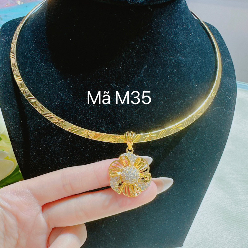 Kiềng cổ cứng kèm mặt mạ vàng Kami