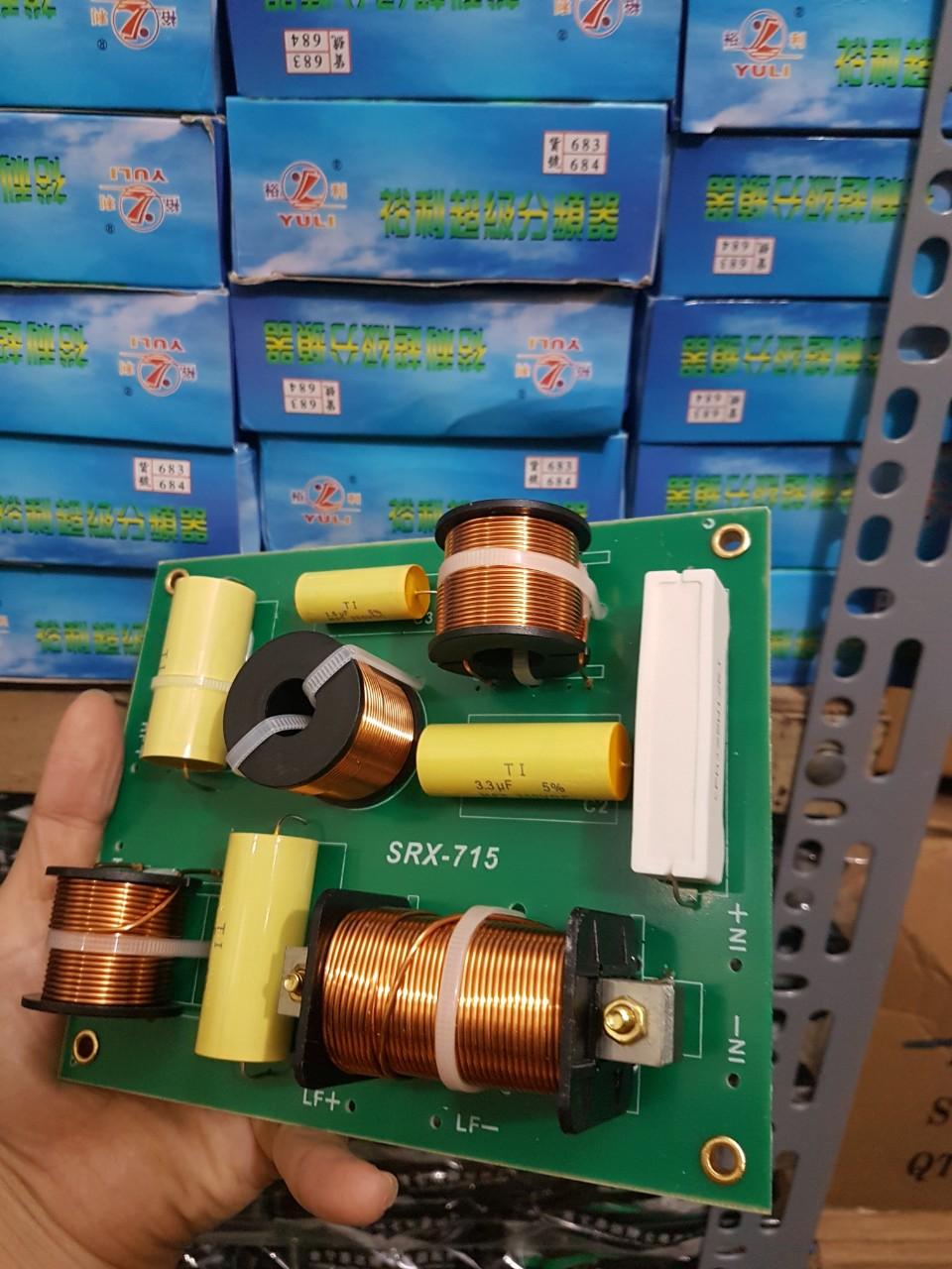 Một cặp phân tần loa SRX-715