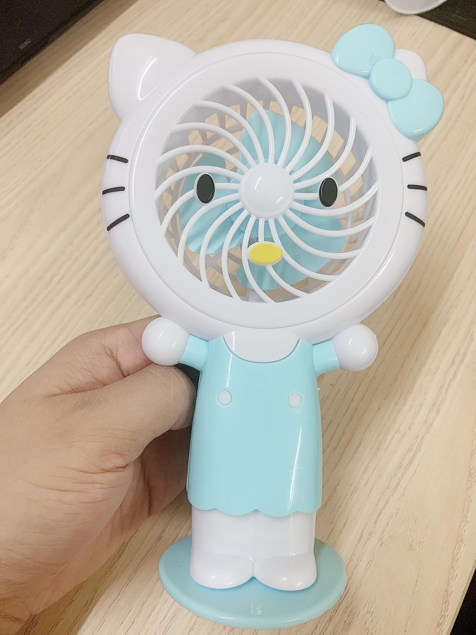 quạt cầm tay doraemon & kitty có đèn led