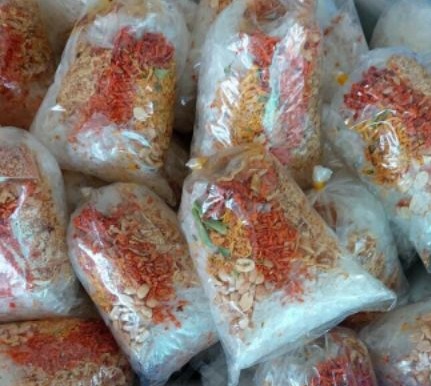 2 bịch bánh tráng trộn sa tế thập cẩm chua cay