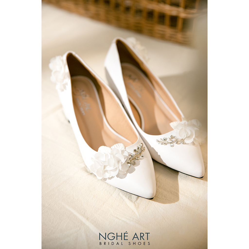 Giày cưới Nghé Art đính hoa trắng 275