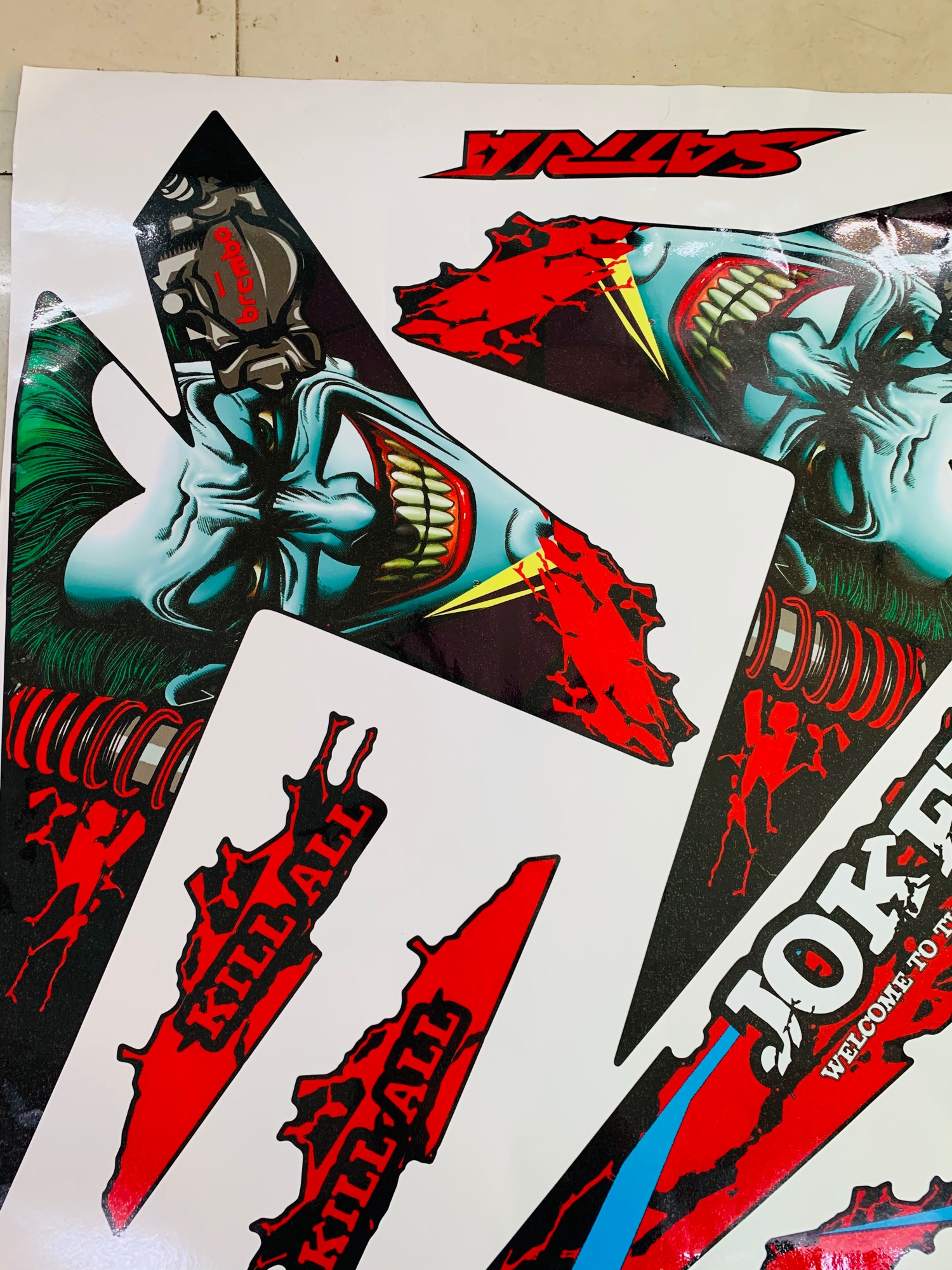 [HCM]Tem rời Raider hoặc Satria Fi mẫu joker đỏ đen in decal 3 lớp bóng cao cấp không bay màu