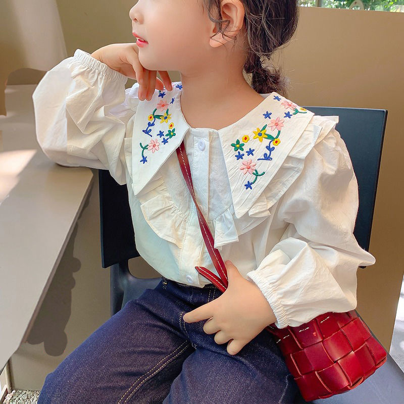Áo sơ mi trắng dài tay rộng cổ thêu hoa cho bé gái