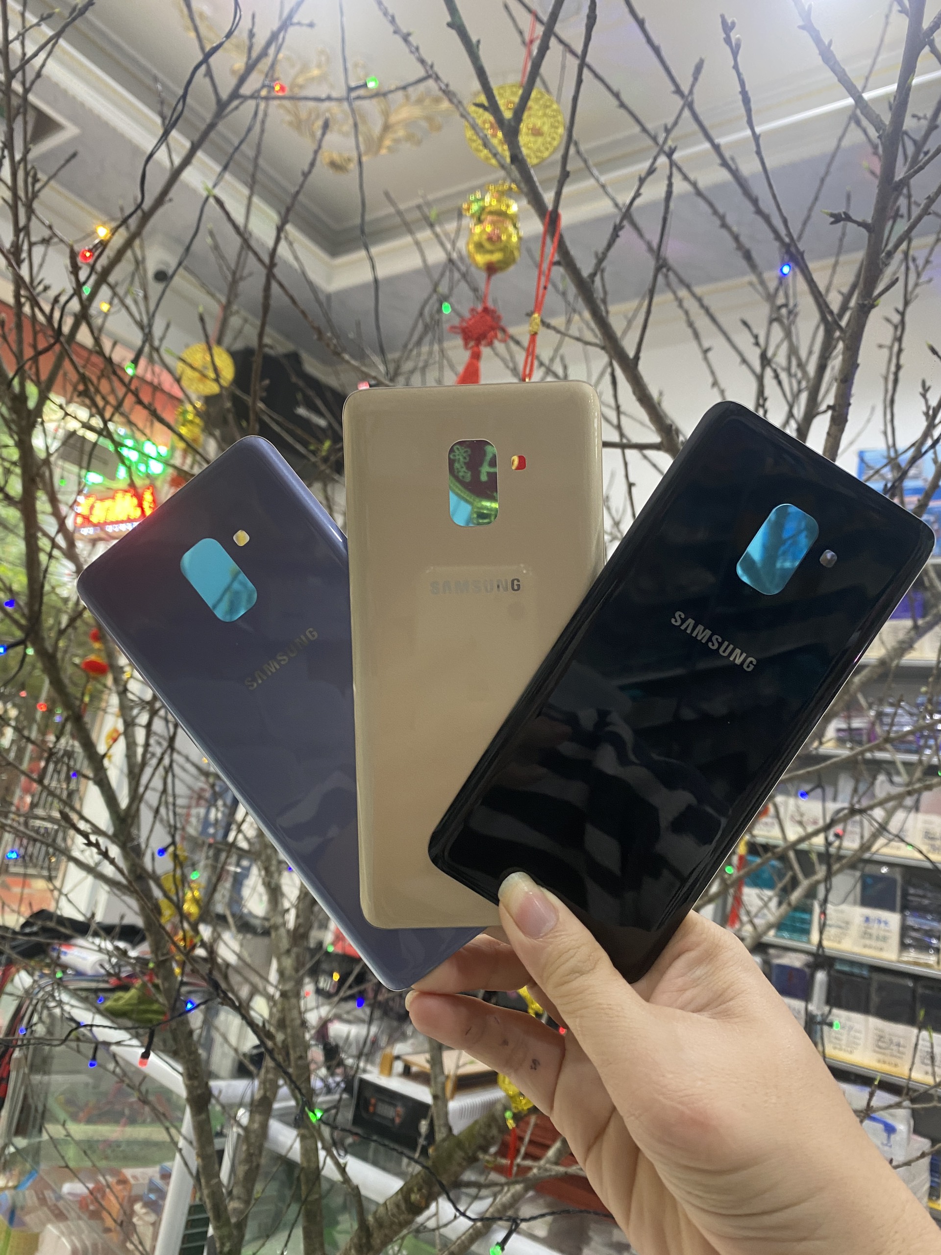 Nắp Lưng Tương Thích SS A8 Plus ( 2018 ) / A730, Loại 1 (tặng kèm keo dán)