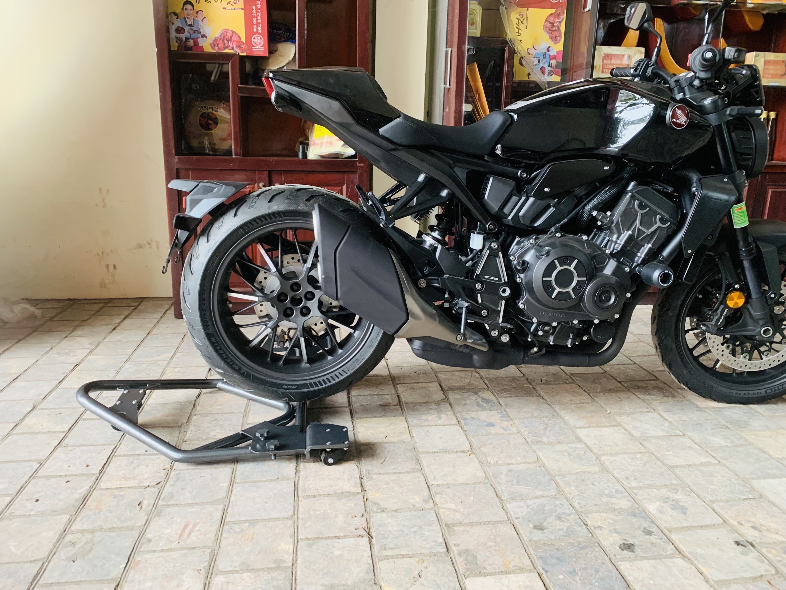 M-Biker Nâng xe motor 1 gắp chuyên dụng.