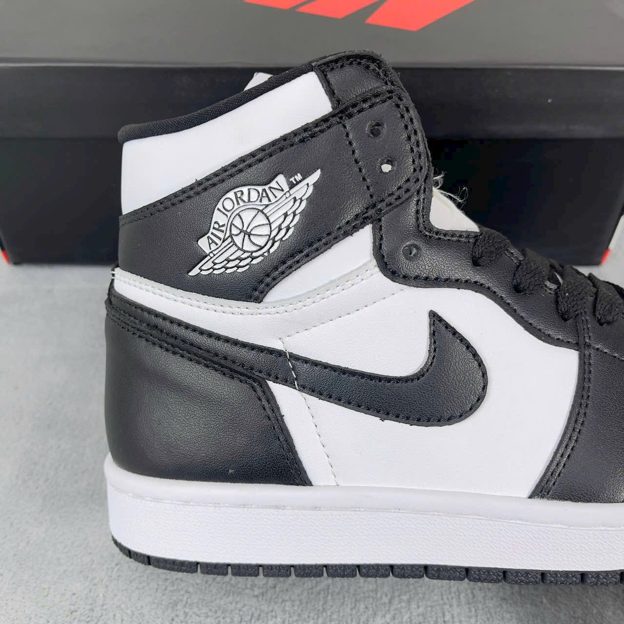 NIKE AIR JORDAN 1 MID
