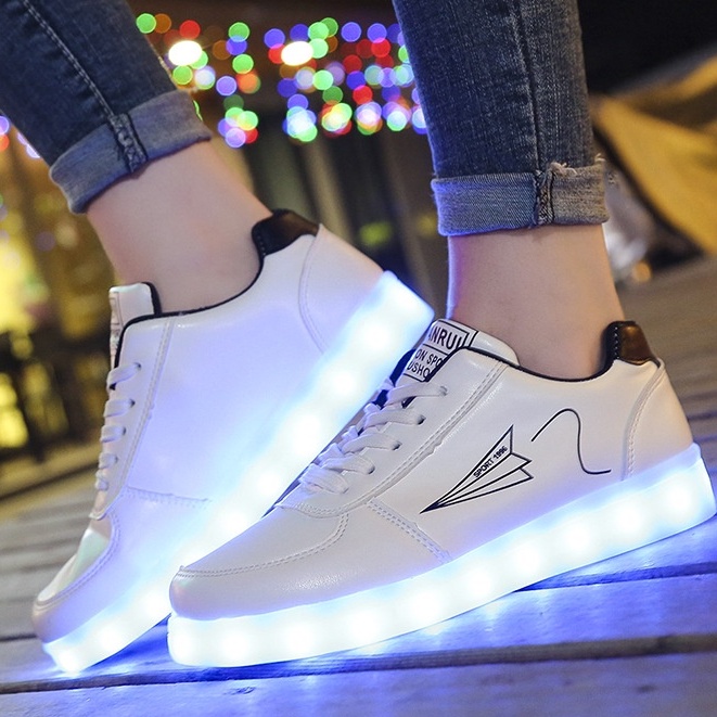 Giày phát sáng Trắng In Hình Máy Bay phát sáng 7 màu 8 chế độ đèn led độc đáo kèm sạc