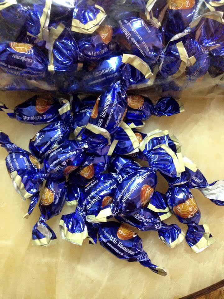 Kẹo chocolate hạnh nhân Ivan Nga, gói 400 gam