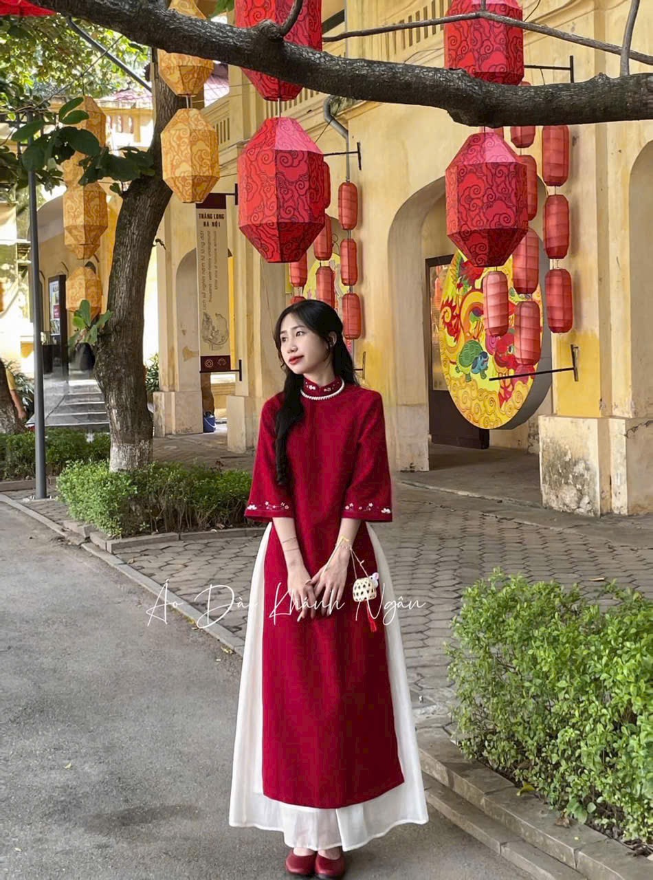 Set áo dài đỏ cách tân kèm chân váy trắng, Áo dài cách tân chân nhung cứng thêu họa tiết phối chân váy tơ