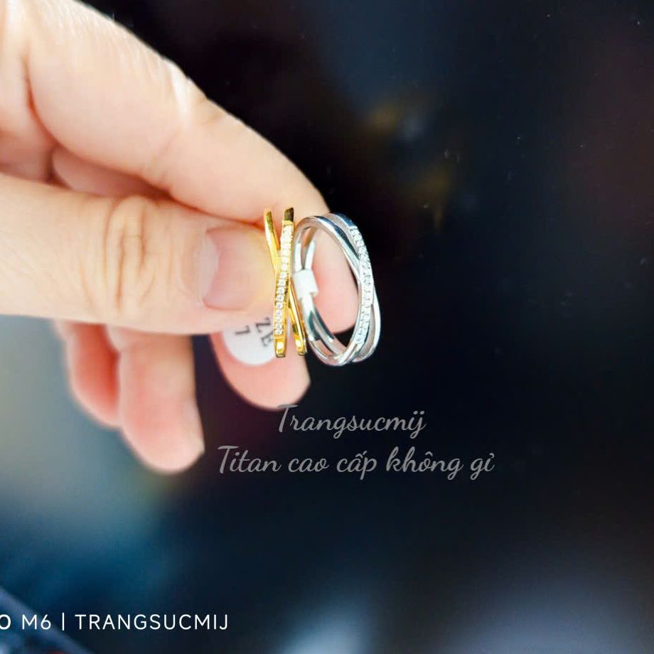 Nhẫn titan đính đá kiểu xéo trang sức titan sang trọng cho các bạn gái