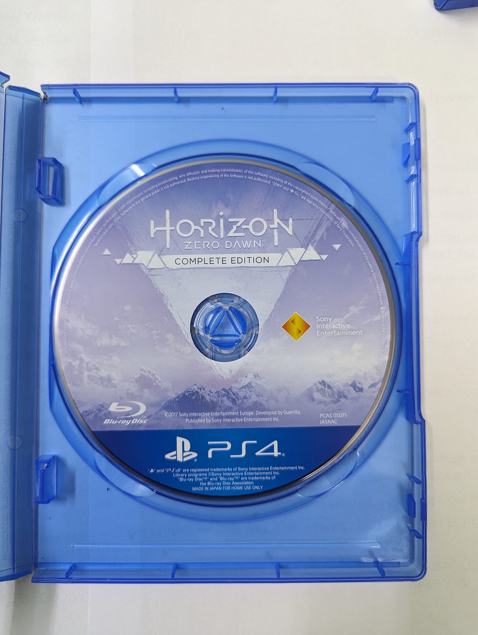 Đĩa game PS4 Horizon Zero Dawn Completed Edition.