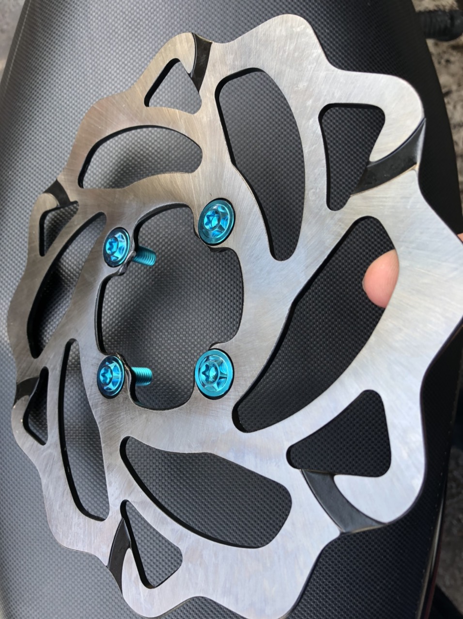 COMBO ĐĨA TRƯỚC KIỂU 220mm KÈM ỐC ĐĨA ZIN TITAN GR5 DÙNG CHO MỌI LOẠI XE HD,YA